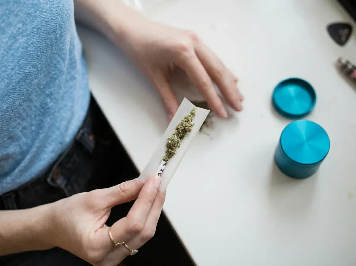 Rolling Paper Dreh-Anleitung in 4 Schritten: Knicken, Füllen, Rollen und Kleben — Nahaufnahme der Handgriffe