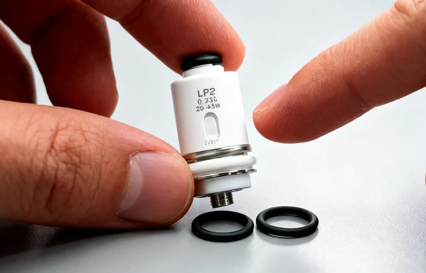 Coil-Wechsel Step 3 — neuen Coil mit O-Ring und Dichtung pruefen Makroaufnahme