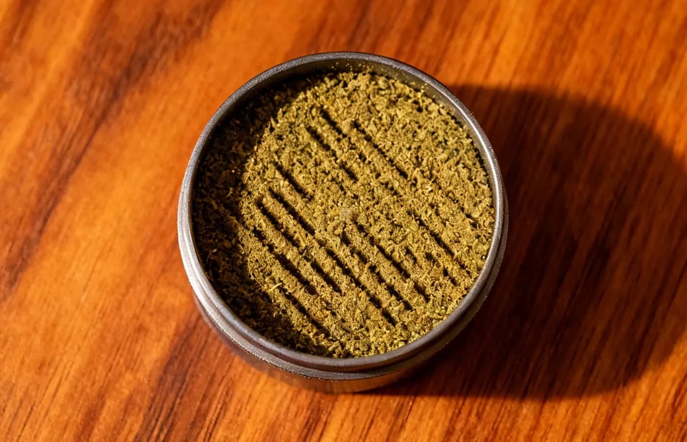 Trockenkraeuter werden mit Grinder für Vaporizer fein zerkleinert